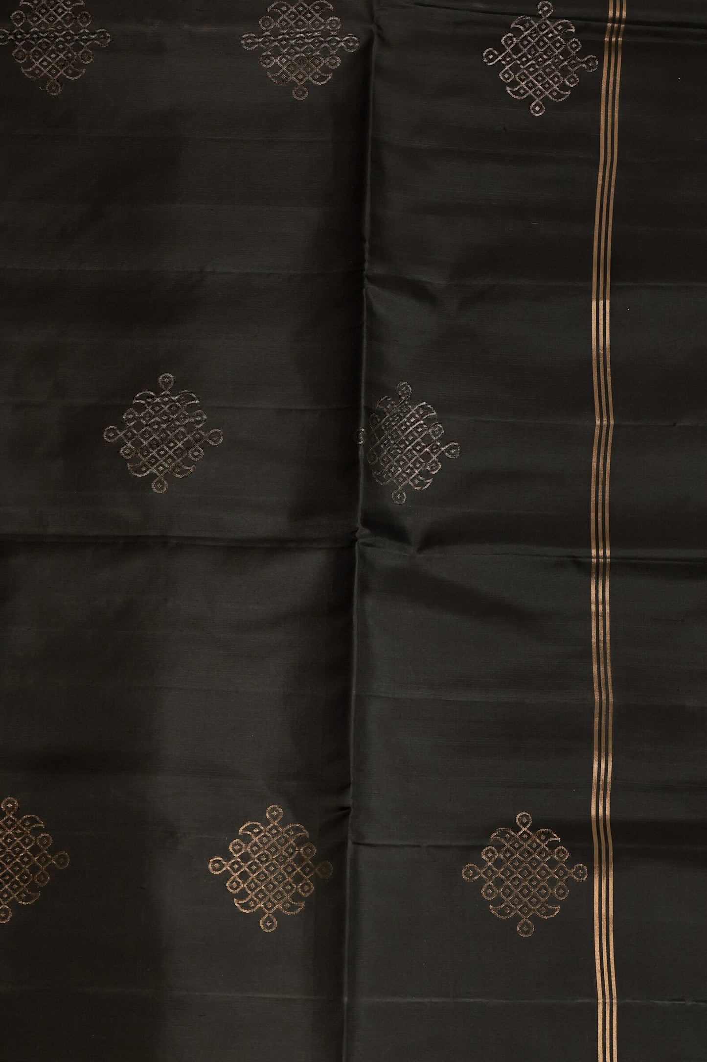 Black And Onion Pink Pure Silk Saree With Kolam Buttas On Body And Pallu, design view 4
