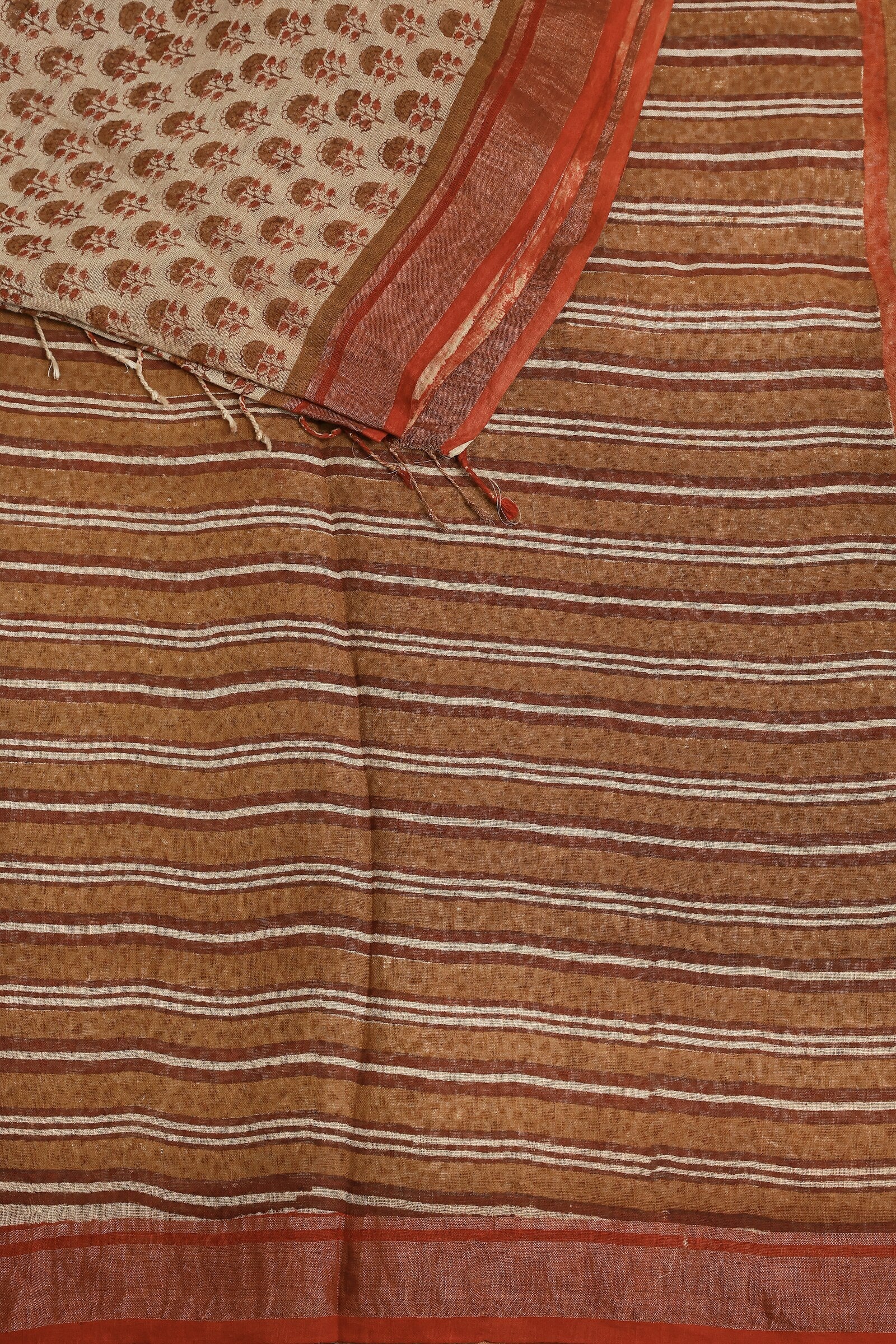 Bagru Linen Saree With Brick Red Golden Zari Border, design view 3