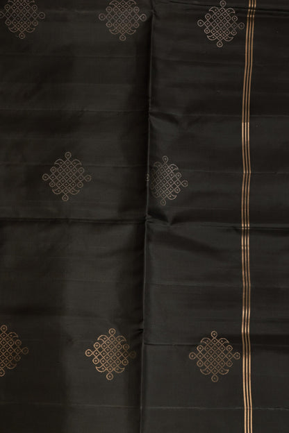 Black And Onion Pink Pure Silk Saree With Kolam Buttas On Body And Pallu, design view 4