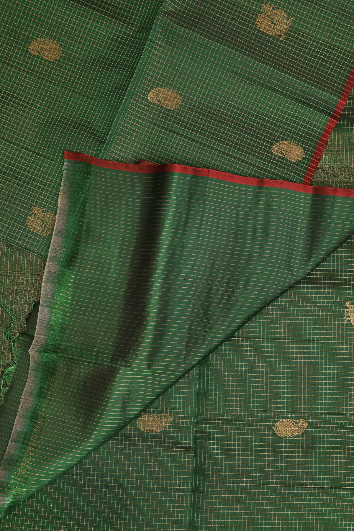 Green Pure Silk Saree With Small Zari Kattam And Mayil Buttas, design view 4