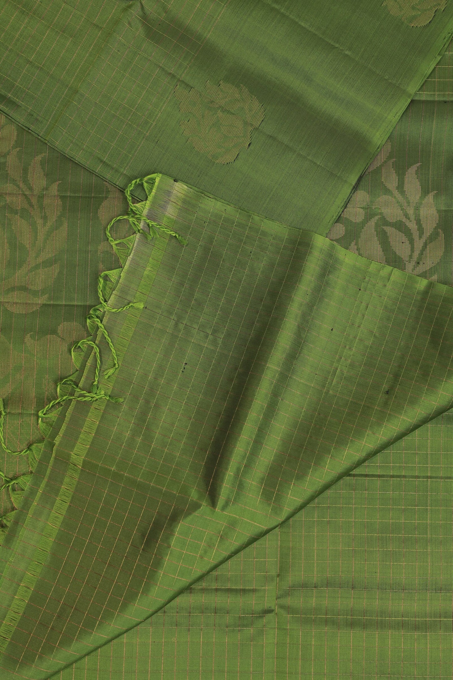 Parrot Green Pure Silk Saree With Zari Check Kattam, design view 4