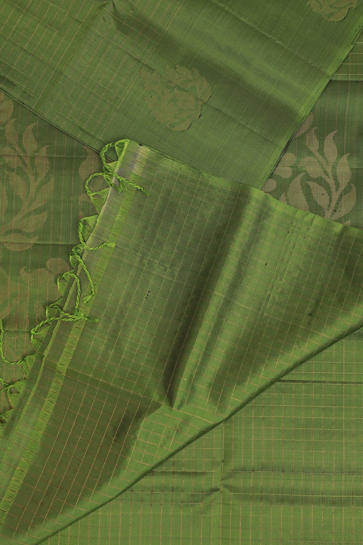 Parrot Green Pure Silk Saree With Zari Check Kattam, design view 4